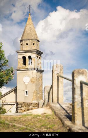 Tour d'église dans le village de montagne Motovun en Istrie, Croatie Banque D'Images