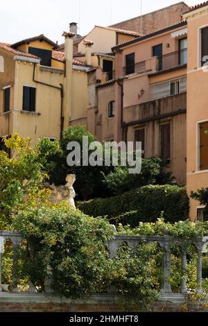 Petit jardin au milieu de maisons anciennes dans le centre historique de Venise, Italie Banque D'Images