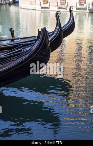 Arc de 3 gondoles dans une rangée sur un canal à Venise, Italie Banque D'Images