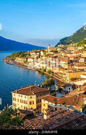 Vue sur Limone sul Garda. Europe, Italie, Lombardie, province de Brescia, Limone sul Garda Banque D'Images
