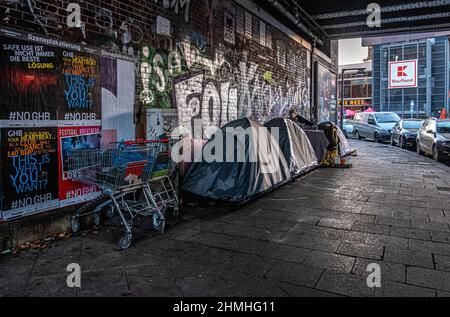 Tentes de personnes sans abri sous le pont ferroviaire à Mitte, Berlin, Allemagne Banque D'Images