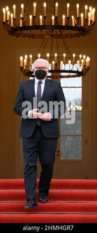 Berlin, Allemagne. 10th févr. 2022. Le président allemand Frank-Walter Steinmeier sort du palais de Bellevue pour recevoir le président lituanien Nauseda pour des entretiens. Le dimanche (fév 13, 2022), un nouveau chef d'Etat sera élu par l'Assemblée fédérale au Bundestag allemand. Steinmeier se présente à nouveau aux élections et est soutenu par la coalition des feux de circulation et la CDU/CSU. Credit: Bernd von Jutrczenka/dpa/Alamy Live News Banque D'Images