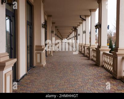 Terrasse de bâtiment résidentiel en perspective avec de belles lanternes sur colonnes Banque D'Images