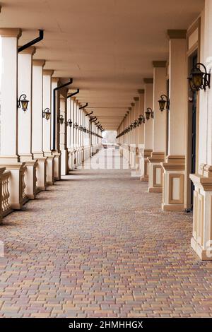 Terrasse de bâtiment résidentiel en perspective avec de belles lanternes sur colonnes Banque D'Images