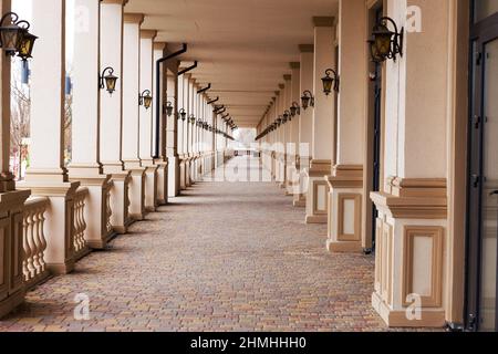 Terrasse de bâtiment résidentiel en perspective avec de belles lanternes sur colonnes Banque D'Images