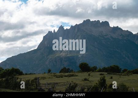 Hautes montagnes dans le lac Huechulafquen, couvertes d'arbres et de nuages, Patagonie, Andes, Argentine Banque D'Images