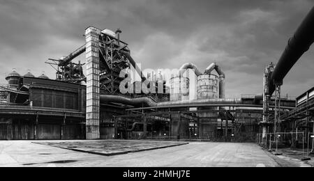 Usine de gaz de haut fourneau avec tours de gaz et conduites de gaz à un endroit recouvert de dalles de grès dans les anciennes aciéries du parc paysager Banque D'Images