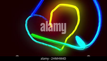 Image des traces de lumière bleue, verte, orange et rouge et de la forme du cœur sur fond noir Banque D'Images