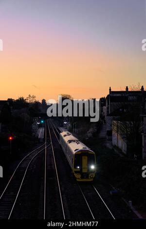 trains à la salle de bain du parc oldfield au coucher du soleil Banque D'Images