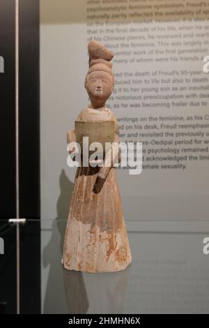 Une nouvelle exposition explore la fascination pour la Chine qui a influencé la vie , le travail et les animaux de Sigmund Freud .. Freud et la Chine explore l'utilisation des thèmes freudiens par les écrivains et artistes chinois , la place de la Chine dans l'esprit et la psychologie de Freud en Chine aujourd'hui . l'exposition est accompagnée d'un programme public dynamique de séminaires , de conférences et d'événements , Y compris une conférence pluridisciplinaire sur le bouddhisme et un certain nombre d'événements interactifs en collaboration avec la communauté chinoise de Londres. Freud et la Chine est organisée par Craig Clunas , professeur émérite d'histoire et d'art . Banque D'Images