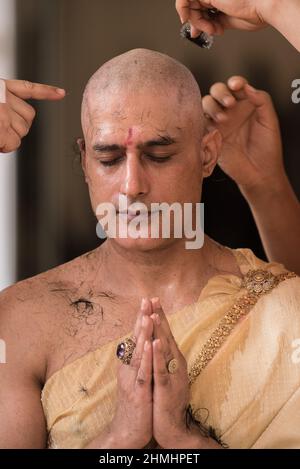 Bangkok, Thaïlande. 10th févr. 2022. Un moine Shaves le chef de l'acteur indien MR.Gagan Malik pendant l'ordination bouddhiste de moine à Wat Thong à Bangkok.célèbre acteur indien Gagan Malik, Bien connu pour son rôle de Lord Buddha dans le film Sri Lankais 'sri Siddhartha Gauthama' et pour lequel il a remporté le Prix du meilleur acteur dans le Festival mondial du film bouddhiste organisé par les Nations Unies en 2014. (Photo de Peerapon Boonyakiat/SOPA Images/Sipa USA) crédit: SIPA USA/Alay Live News Banque D'Images