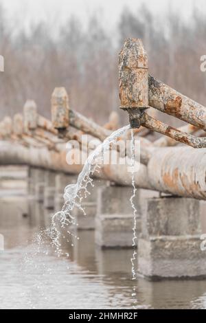 L'ancienne tuyauterie en acier rouillé a abandonné le système de canalisation de refroidissement de l'eau de la centrale industrielle combinée de chauffage et d'électricité. Banque D'Images