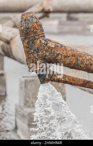 L'ancienne tuyauterie en acier rouillé a abandonné le système de canalisation de refroidissement de l'eau de la centrale industrielle combinée de chauffage et d'électricité. Banque D'Images