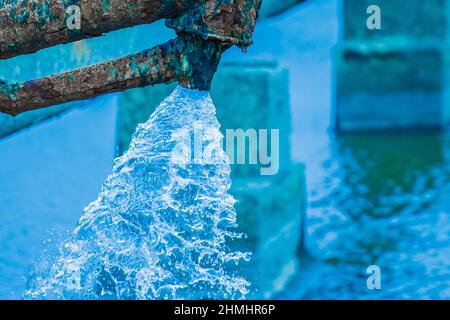 Anciens tuyaux en acier rouillés du système de conduites de refroidissement d'eau de la centrale industrielle combinée de chauffage et d'électricité. Banque D'Images