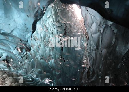 Grotte de glace sur la rive nord du lagon glaciaire Joekulsarlon dans le glacier Breidamerkurjoekull dans le parc national de Vatnajoekull. Europe, Europe du Nord, Islande Banque D'Images