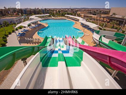 Vue aérienne de la grande piscine avec toboggans aquatiques du parc aquatique dans un hôtel tropical de luxe Banque D'Images