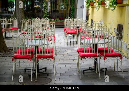 BRATISLAVA, SLOVAQUIE - 9 JUILLET 2019 : tables et chaises vides dans une salle à manger extérieure de Bratislava Banque D'Images
