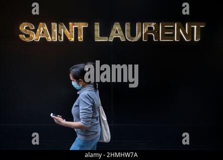 Hong Kong, Chine. 10th févr. 2022. Un piéton passe devant le magasin de luxe de la marque française Yves Saint Laurent (YSL) vu à Hong Kong. (Photo de Budrul Chukrut/SOPA Images/Sipa USA) crédit: SIPA USA/Alay Live News Banque D'Images