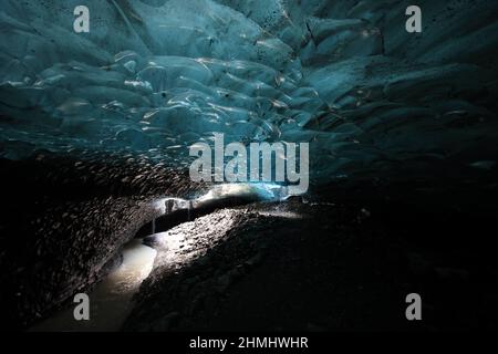 Grotte de glace sur la rive nord du lagon glaciaire Joekulsarlon dans le glacier Breidamerkurjoekull dans le parc national de Vatnajoekull. Europe, Europe du Nord, Islande Banque D'Images