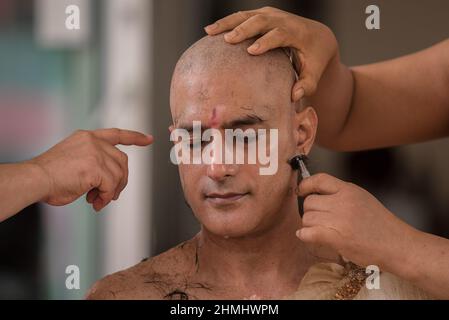 Bangkok, Thaïlande. 10th févr. 2022. Un moine Shaves le chef de l'acteur indien MR.Gagan Malik pendant l'ordination bouddhiste de moine à Wat Thong à Bangkok.célèbre acteur indien Gagan Malik, Bien connu pour son rôle de Lord Buddha dans le film Sri Lankais 'sri Siddhartha Gauthama' et pour lequel il a remporté le Prix du meilleur acteur dans le Festival mondial du film bouddhiste organisé par les Nations Unies en 2014. Crédit : SOPA Images Limited/Alamy Live News Banque D'Images