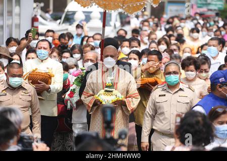 Bangkok, Thaïlande. 10th févr. 2022. Le célèbre acteur indien a été suivi par un grand nombre de fans pour la cérémonie d'ordination du moine bouddhiste.l'acteur indien Gagan Malik a remporté le Prix du meilleur acteur dans le Festival mondial du film bouddhiste organisé par les Nations Unies pour son rôle de Lord Bouddha à Sri Siddhartha Gauthama. Crédit : SOPA Images Limited/Alamy Live News Banque D'Images