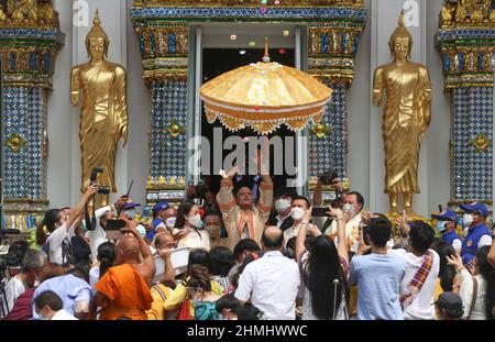 Bangkok, Thaïlande. 10th févr. 2022. Gagan Malik jette des pièces de monnaie pour faire des alms pour les fans qui est un moine bouddhiste thaïlandais traditionnel ordination.l'acteur indien Gagan Malik, a remporté le Prix du meilleur acteur dans le Festival mondial du film bouddhiste organisé par les Nations Unies pour son rôle de seigneur Bouddha dans Sri Siddhartha Gauthama. Crédit : SOPA Images Limited/Alamy Live News Banque D'Images