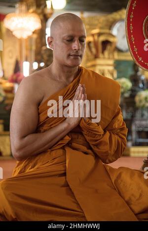 Bangkok, Thaïlande. 10th févr. 2022. Célèbre acteur indien Gagan Malik, prie pendant l'ordination bouddhiste au Wat Thong à Bangkok.célèbre acteur indien Gagan Malik, Bien connu pour son rôle de Lord Buddha dans le film Sri Lankais 'sri Siddhartha Gauthama' et pour lequel il a remporté le Prix du meilleur acteur dans le Festival mondial du film bouddhiste organisé par les Nations Unies en 2014. Crédit : SOPA Images Limited/Alamy Live News Banque D'Images