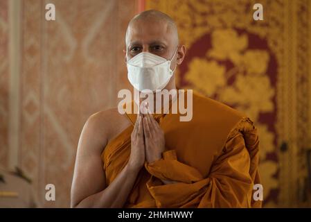 Bangkok, Thaïlande. 10th févr. 2022. Le célèbre acteur indien Gagan Malik, paie le respect pendant l'ordination bouddhiste au Wat Thong à Bangkok.le célèbre acteur indien Gagan Malik, Bien connu pour son rôle de Lord Buddha dans le film Sri Lankais 'sri Siddhartha Gauthama' et pour lequel il a remporté le Prix du meilleur acteur dans le Festival mondial du film bouddhiste organisé par les Nations Unies en 2014. Crédit : SOPA Images Limited/Alamy Live News Banque D'Images