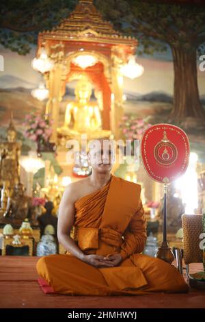 Bangkok, Thaïlande. 10th févr. 2022. Le célèbre acteur indien Gagan Malik a été ordonné aujourd'hui ordination comme un moine bouddhiste à Wat Thongin Bangkok. L'acteur indien Gagan Malik a remporté le prix du meilleur acteur au Festival mondial du film bouddhiste organisé par les Nations Unies pour son rôle de Bouddha à Sri Siddhartha Gauthama. Crédit : SOPA Images Limited/Alamy Live News Banque D'Images