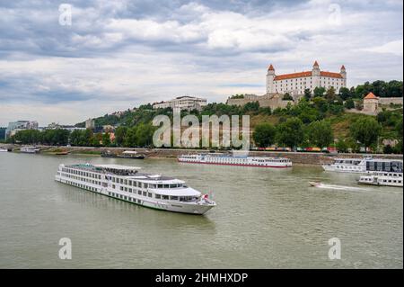 BRATISLAVA, SLOVAQUIE - 9 JUILLET 2019 : un bateau de croisière fluvial passe le long du Danube en face du château de Bratislava Banque D'Images