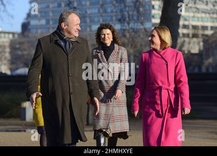 Helen Morgan, députée de LibDem, North Shropshire, en rose, est accueillie à Westminster le premier jour de sa visite à la Chambre des communes après avoir remporté une élection au revoir Banque D'Images