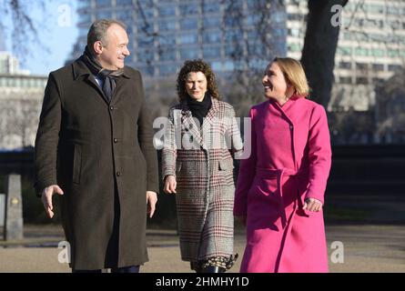 Helen Morgan, députée de LibDem, North Shropshire, en rose, est accueillie à Westminster le premier jour de sa visite à la Chambre des communes après avoir remporté une élection au revoir Banque D'Images