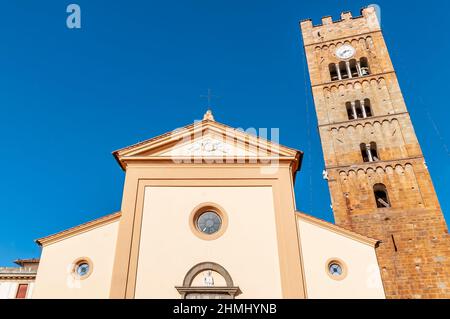 La façade moderne et le clocher de l'église de San Jacopo Maggiore, Altopascio, Lucca, Italie Banque D'Images