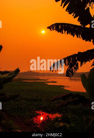 Coucher de soleil coloré et dramatique en hiver. Cette image m'a été prise le 31 janvier 2022, à Kolatia, Bangladesh, Asie du Sud Banque D'Images