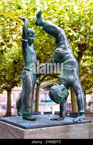 Cartwheeler Sculpture dans la vieille ville de Düsseldorf/Allemagne. Cartwheeling est une tradition régionale historique à Düsseldorf. Banque D'Images