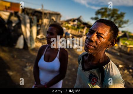 Un pêcheur afro-colombien et sa femme travaillent devant leur maison à Olaya Herrera, un quartier de faible classe sociale à Carthagène, en Colombie. Banque D'Images