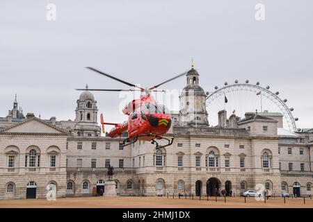 Londres, Royaume-Uni. 10th février 2022. L'hélicoptère Air Ambulance de Londres prend son décollage à Horse Guards Parade. Credit: Vuk Valcic/ Alamy Live News Banque D'Images