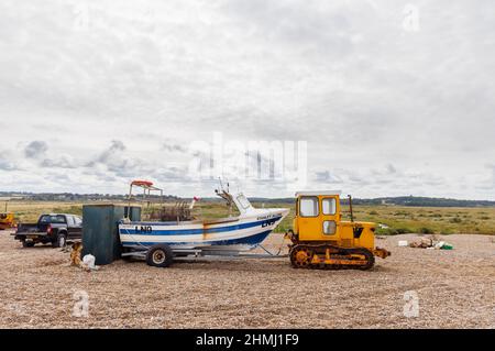 Bateau de pêche sur une remorque tirée par un bouteur à chenilles sur une plage de galets, CLEY-Next-the-Sea, un village côtier de Norfolk, East Anglia, Angleterre Banque D'Images