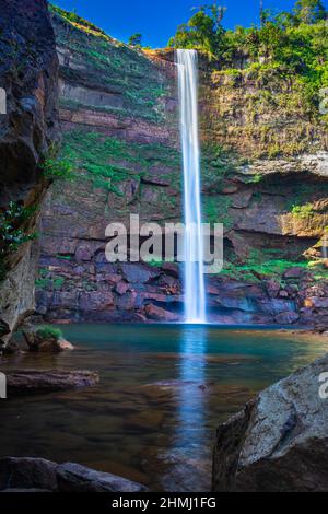 cascade tombant des ruisseaux du sommet de la montagne avec réflexion de différentes perspectives image prise sur phe phe automne meghalaya inde. il est l'un des t Banque D'Images