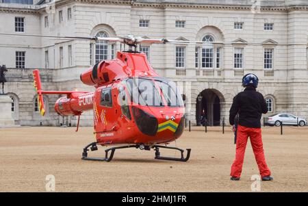 Londres, Royaume-Uni. 10th février 2022. L'hélicoptère Air Ambulance de Londres prend son décollage à Horse Guards Parade. Credit: Vuk Valcic/ Alamy Live News Banque D'Images