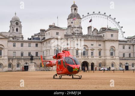 Londres, Royaume-Uni. 10th février 2022. L'hélicoptère Air Ambulance de Londres prend son décollage à Horse Guards Parade. Credit: Vuk Valcic/ Alamy Live News Banque D'Images