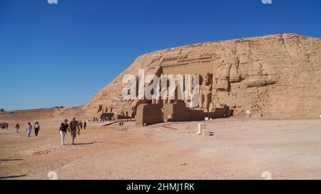 Assouan, Égypte - novembre 2021 : Turist dans le Grand temple d'Abou Simbel de Pharaon Ramsès II dans le sud de l'Égypte, à Nubia, à côté du lac Nasser Banque D'Images