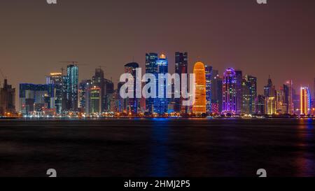 Doha,qatar- décembre 14,2021 : vue de la corniche de doha pendant la nuit avec le bâtiment fanar. Banque D'Images