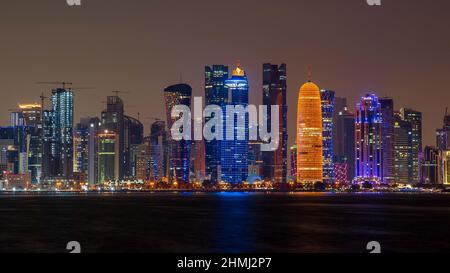 Doha,qatar- décembre 14,2021 : vue sur les gratte-ciel de doha pendant la nuit, tourné avec une longue exposition la nuit. Banque D'Images