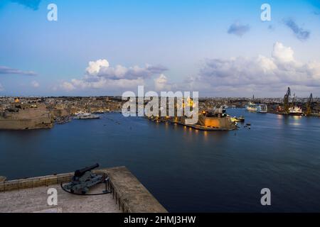 Malte panorama de trois villes fortifiées avec des navires amarrés et des nuages au-dessus. Vue en soirée sur Vittoriosa, Senglea et Cospicua, de l'autre côté du Grand Harbour Banque D'Images