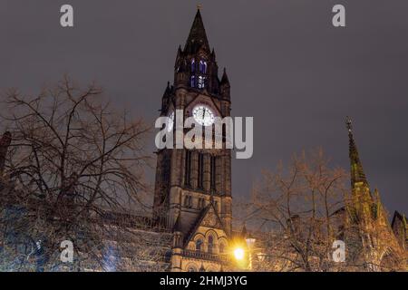 Manchester, Royaume-Uni, vue nocturne de la tour emblématique du Conseil municipal à minuit. Horloge gothique illuminée de l'hôtel de ville s'élevant en 85 de haut à la place Albert. Banque D'Images