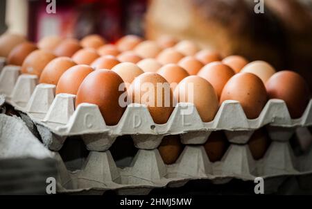 Œufs de poulet gratuits sur les plateaux dans une boutique de la ferme Banque D'Images