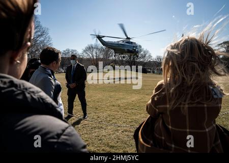 Washington, États-Unis d'Amérique. 10th févr. 2022. Marine One, qui transporte le président américain Joe Biden, quitte la Maison-Blanche en route vers l'aéroport régional de Culpeper en Virginie, depuis la pelouse du Sud à la Maison-Blanche à Washington, DC, États-Unis, le 10 février 2021. Biden prononcera des remarques soulignant le travail de Biden-Harris AdministrationÕs visant à réduire les coûts des soins de santé, y compris les coûts des médicaments d'ordonnance, pour les familles américaines. Crédit: Ken Cedeno/Pool/Sipa USA crédit: SIPA USA/Alay Live News Banque D'Images