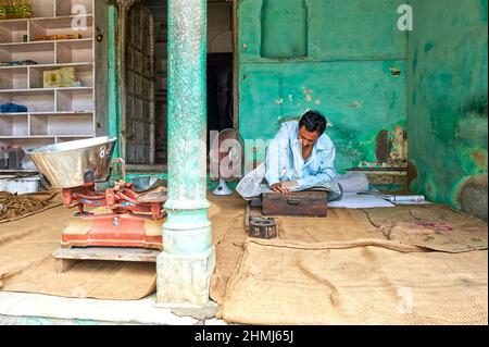 Inde Rajasthan. Homme dans une maison décorée à Mandawa Shekawati Banque D'Images