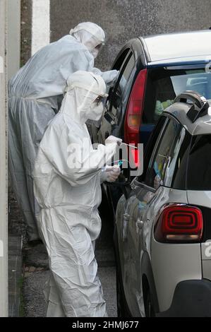 Italie, région Toscane, Arezzo, 26 octobre 2020 : les travailleurs médicaux font l'essai de route du coronavirus, directement dans la voiture. Testé en blindage central Banque D'Images